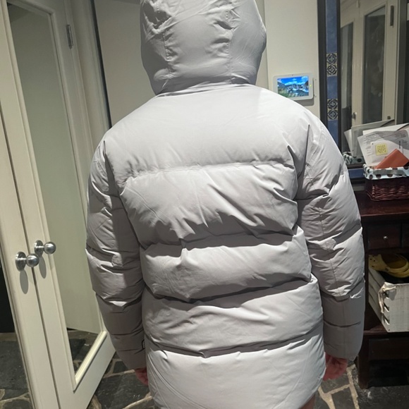 Aritzia waterproof Superpuff - Picture 5 of 9